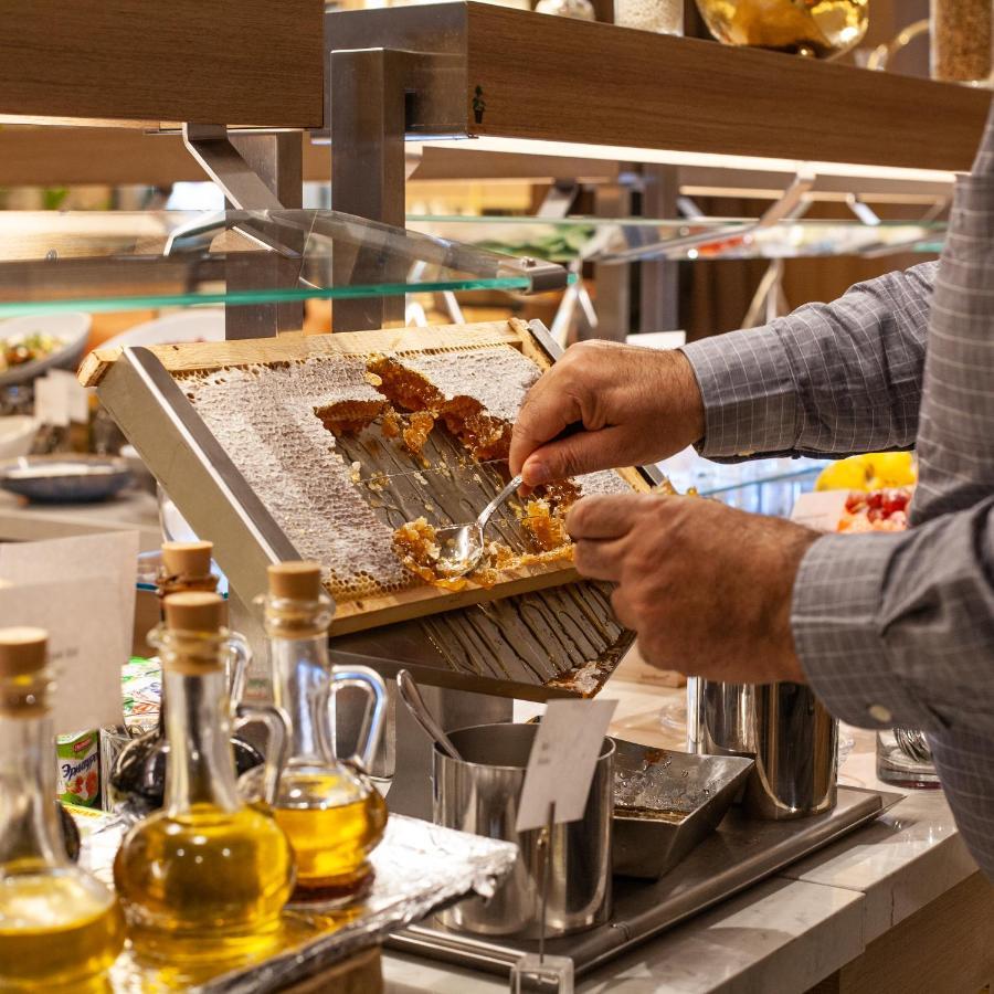 Hotel Intercontinental Baku By Ihg Extérieur photo A cook grating cheese