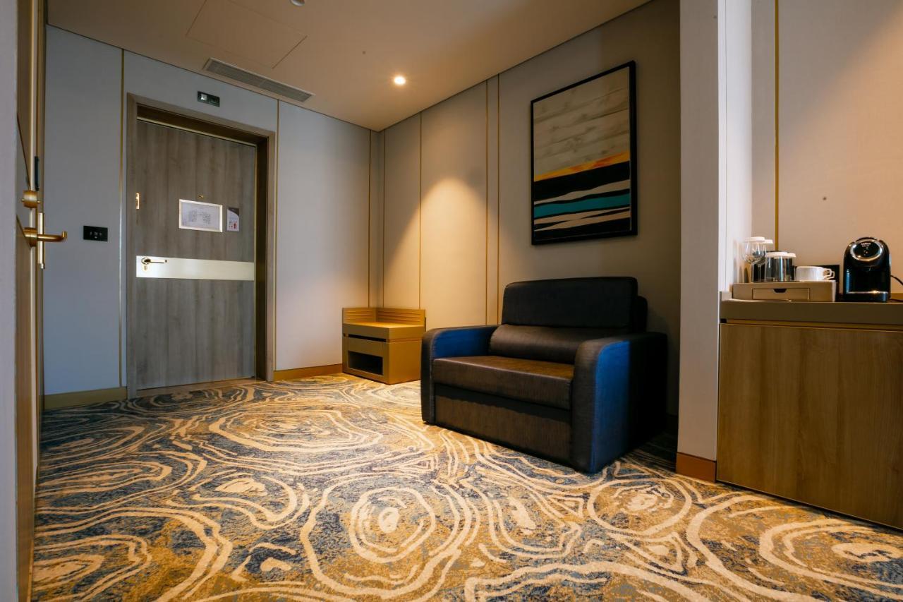 Hotel Intercontinental Baku By Ihg Extérieur photo Carpet in a hotel room