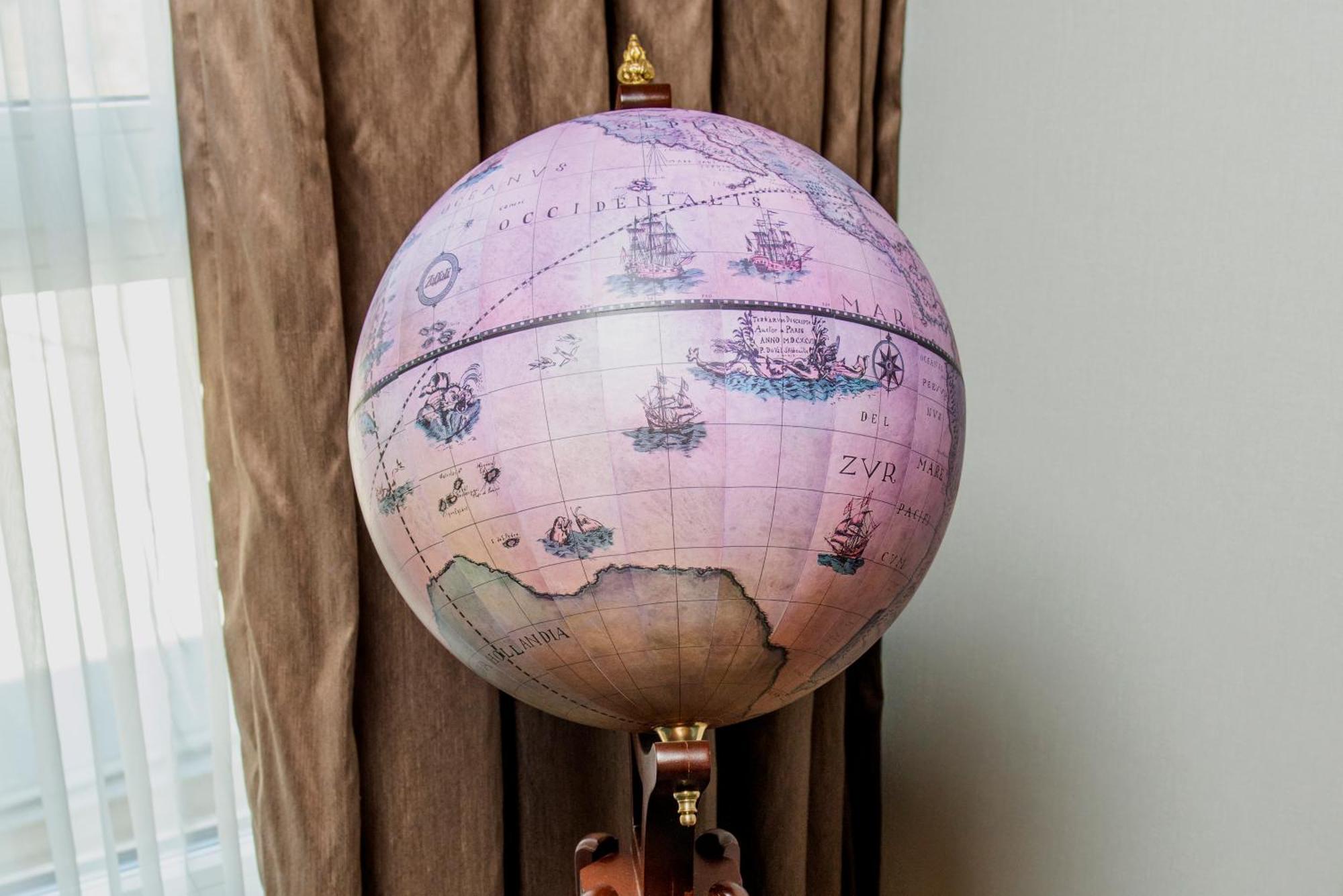 Hotel Intercontinental Baku By Ihg Extérieur photo A globe in the White House